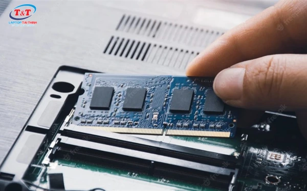 Kiểm tra và lắp lại khe cắm RAM laptop